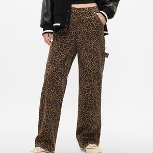Women GAP. Mid Rise '90s Loose Cheetah Cargo Jeans in Brown Cheetah Size 28